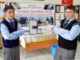 El yıkandığında açılan kapı icat ettiler