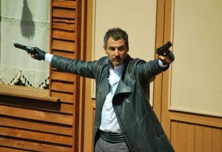 Ünlü oyuncu sette ölümden döndü 3