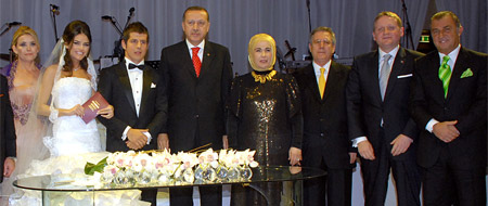 Emre Belözoglu, Tuğba Gürevin ile dünya evine girdi 12