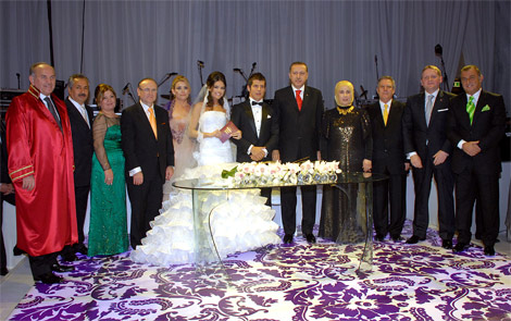 Emre Belözoglu, Tuğba Gürevin ile dünya evine girdi 3