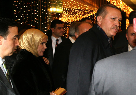 Emre Belözoglu, Tuğba Gürevin ile dünya evine girdi 8