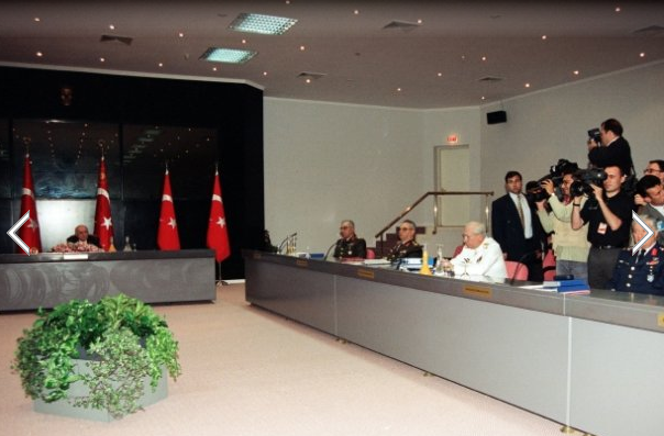 Anandolu Ajansı 14 yıl sonra arşivinden çıkardı. İşte 28 Şubat'ın hiç görmediğiniz o fotoğrafları 1