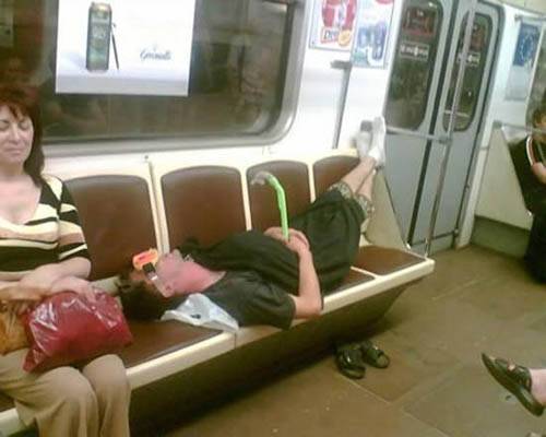 Dünya metrolarından komik kareler 18