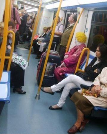 Dünya metrolarından komik kareler 9