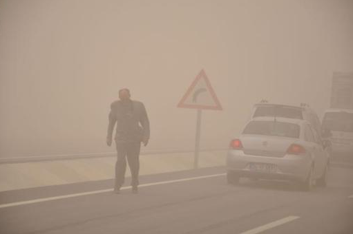 Kum fırtınası karayolunu kana buladı 1