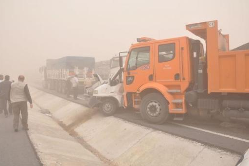 Kum fırtınası karayolunu kana buladı 13
