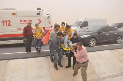 Kum fırtınası karayolunu kana buladı 4