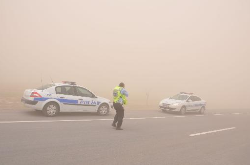Kum fırtınası karayolunu kana buladı 8