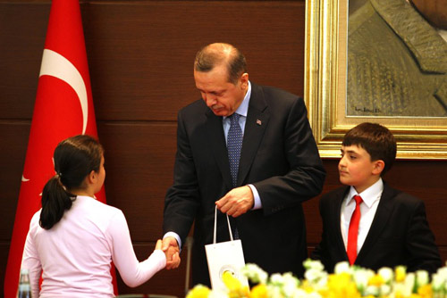 Minikler Erdoğan'ın koltuğuna oturdu 3