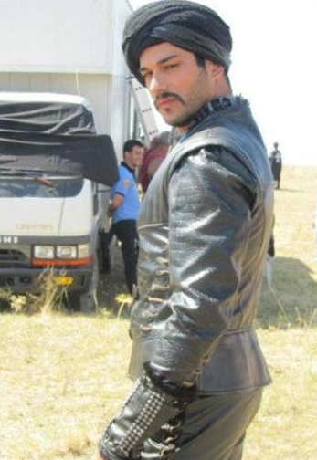 Dizi setlerinde şekilden şekilde giren ünlüler 54