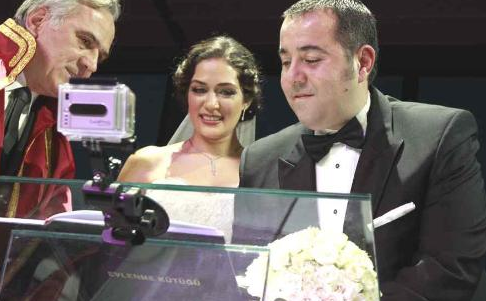 Ünlü çift güle oynaya Mardinler'e gitti 8