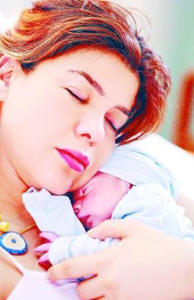 Ünlülerin çocuklarıyla verdiği ilk pozu 10