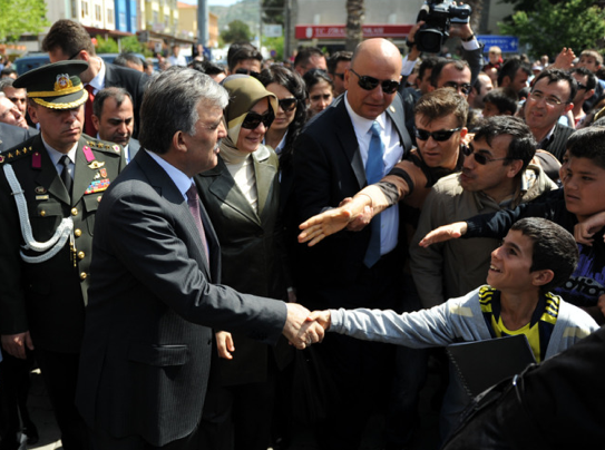Gül çiftine elleriyle kahve pişirdi 10