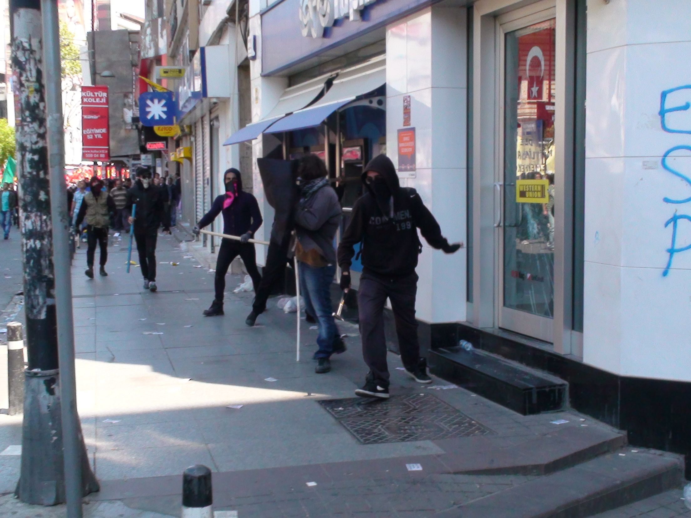 Mecidiyeköy'ü anarşistler bastı 2