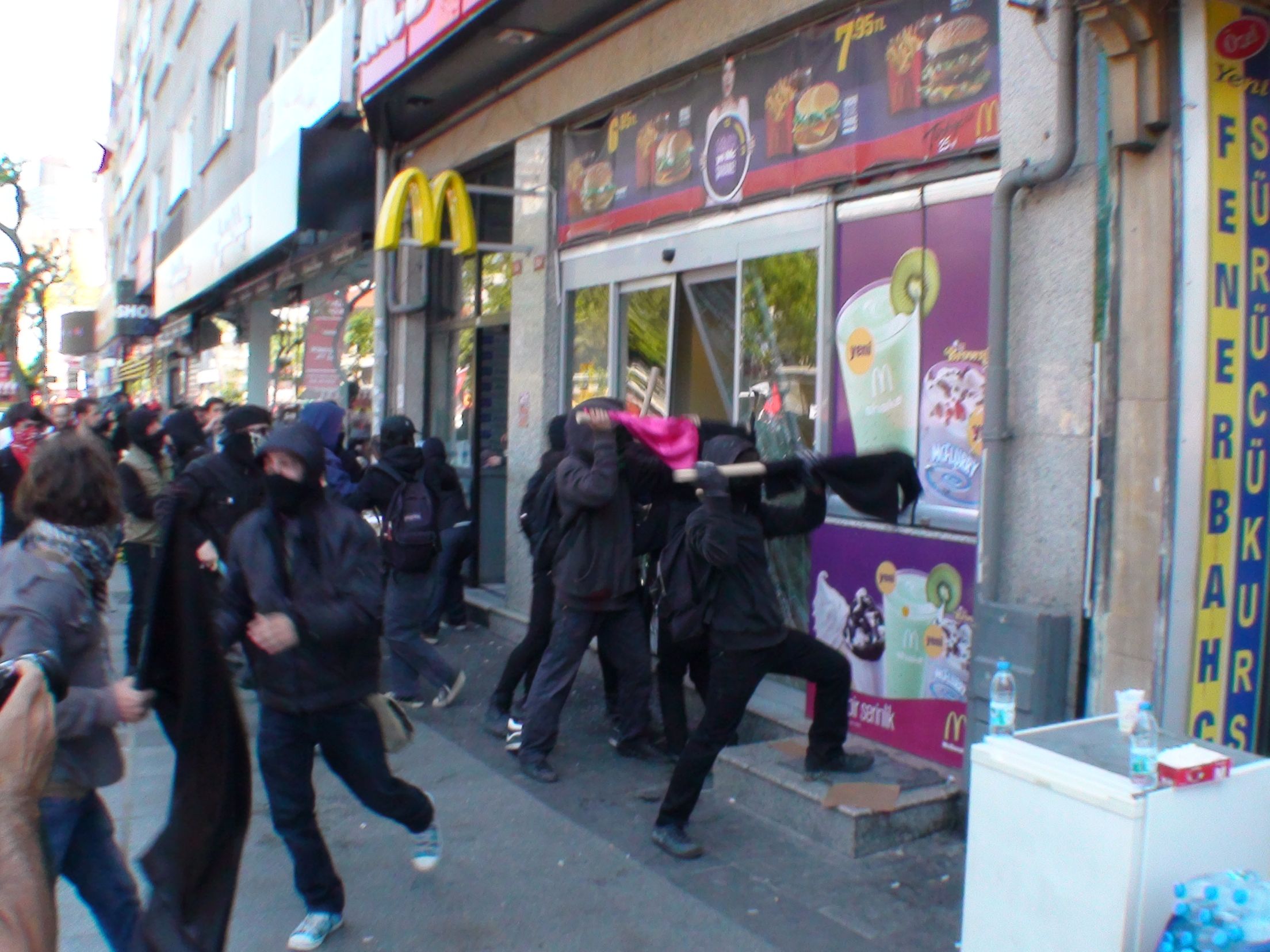 Mecidiyeköy'ü anarşistler bastı 5