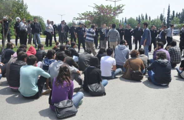 Polisten öğrencilere sert müdahale! 4