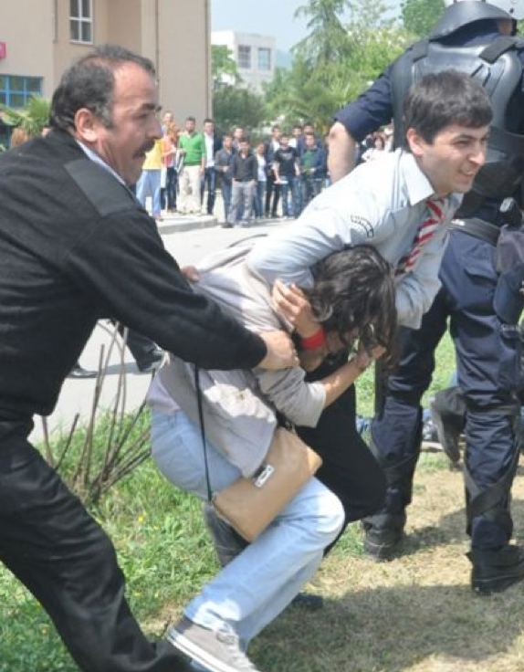 Polisten öğrencilere sert müdahale! 6