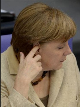 Angela Merkel fena yakalandı! 1