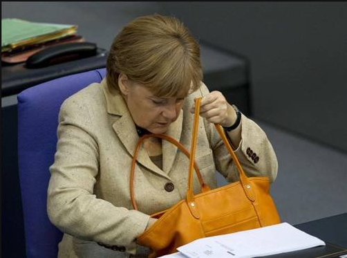Angela Merkel fena yakalandı! 3