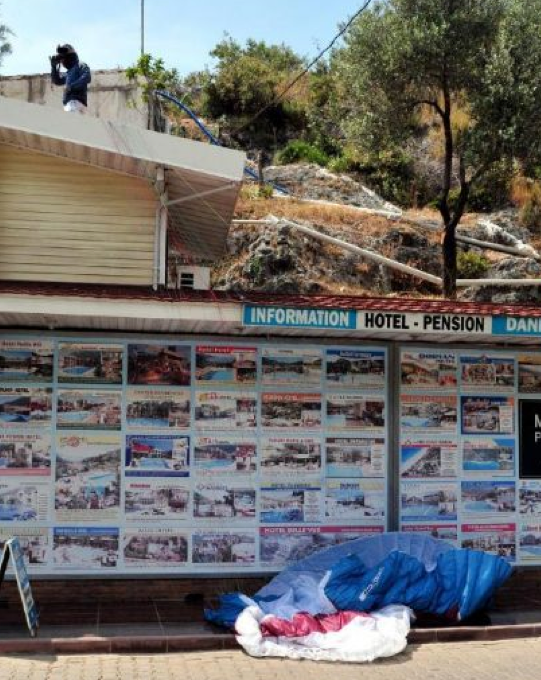 Paraşütüyle markete düştü! 1