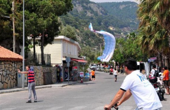 Paraşütüyle markete düştü! 3