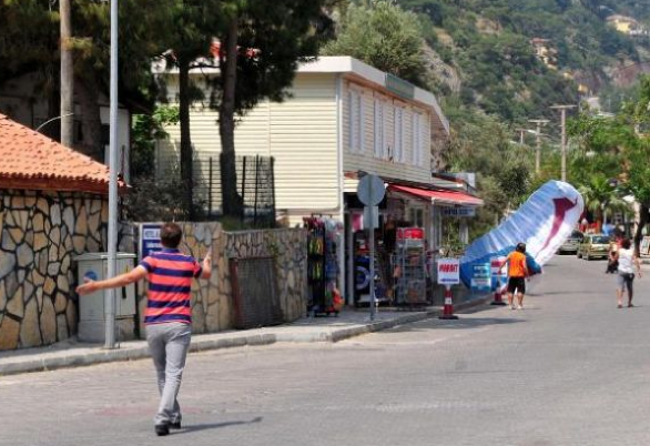 Paraşütüyle markete düştü! 5