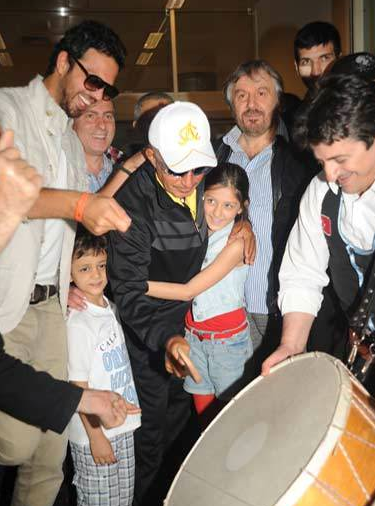 Survivor Mustafa'yı böyle karşıladılar 3