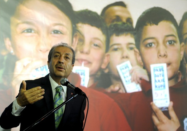 Bakan Eker çocuklarla süt içti 1