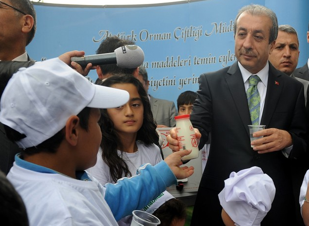 Bakan Eker çocuklarla süt içti 2
