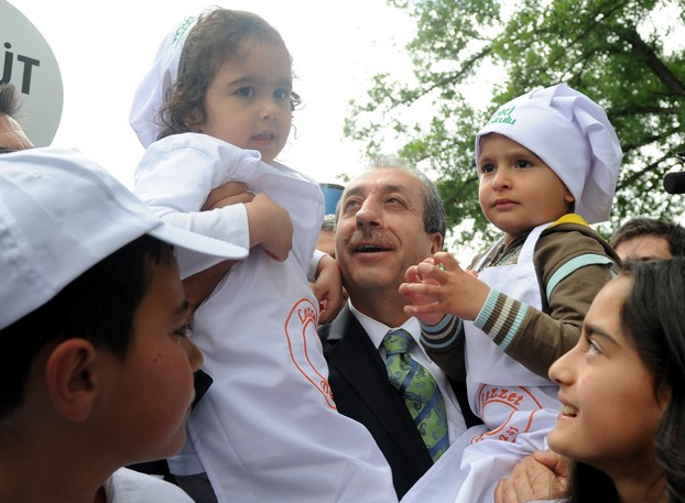 Bakan Eker çocuklarla süt içti 4