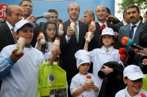 Bakan Eker çocuklarla süt içti 5