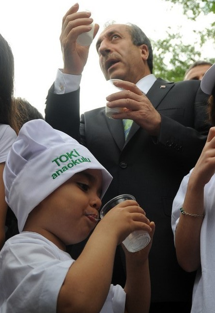 Bakan Eker çocuklarla süt içti 6
