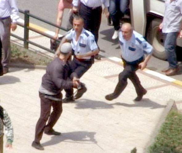 Polise kılıçla saldırdı 1