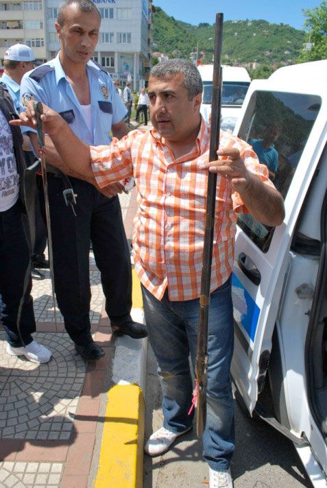 Polise kılıçla saldırdı 10