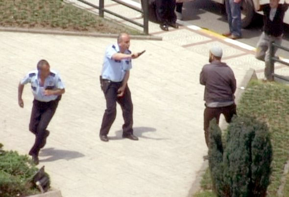 Polise kılıçla saldırdı 2