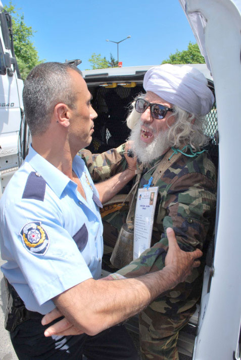 Polise kılıçla saldırdı 4