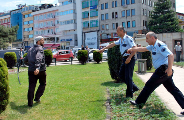 Polise kılıçla saldırdı 6