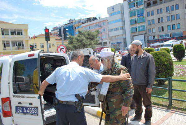 Polise kılıçla saldırdı 7