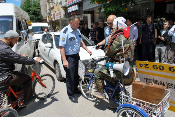 Polise kılıçla saldırdı 8