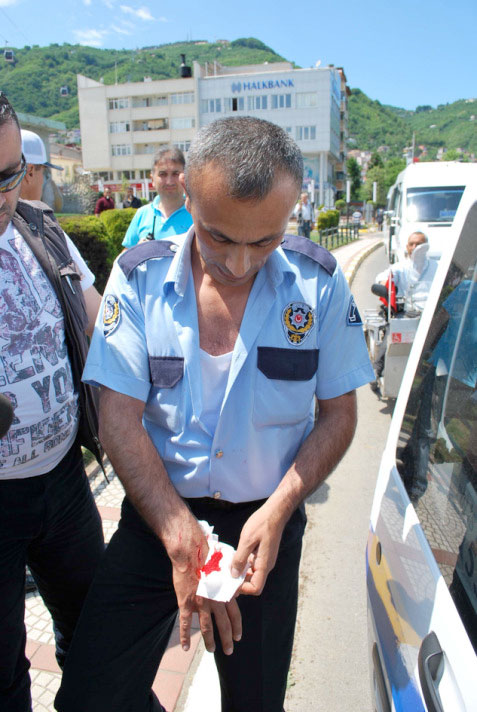 Polise kılıçla saldırdı 9