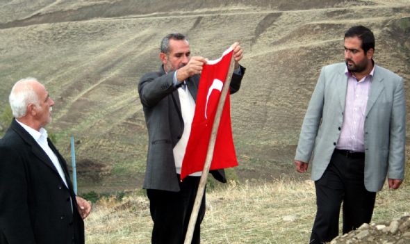 PKK'lı oğlunun mezarına Türk Bayrağı dikti 1