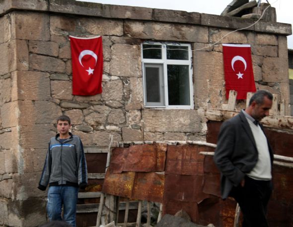 PKK'lı oğlunun mezarına Türk Bayrağı dikti 3