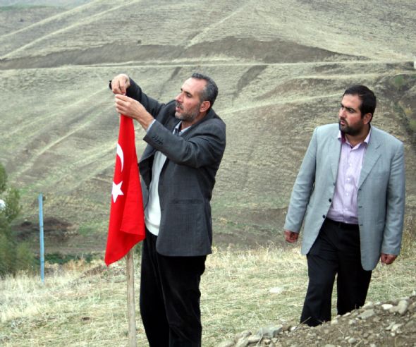 PKK'lı oğlunun mezarına Türk Bayrağı dikti 5