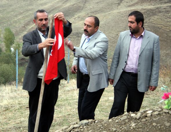 PKK'lı oğlunun mezarına Türk Bayrağı dikti 6