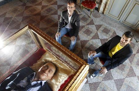 Berlusconi eli uçkurunda öldü! 1