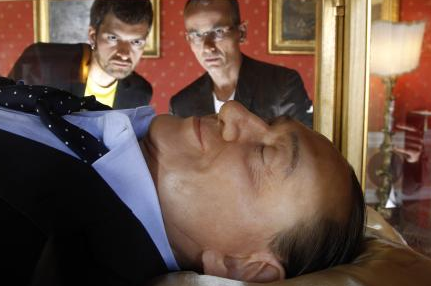 Berlusconi eli uçkurunda öldü! 6