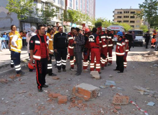 Van'da bina çöktü 14