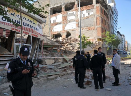 Van'da bina çöktü 15