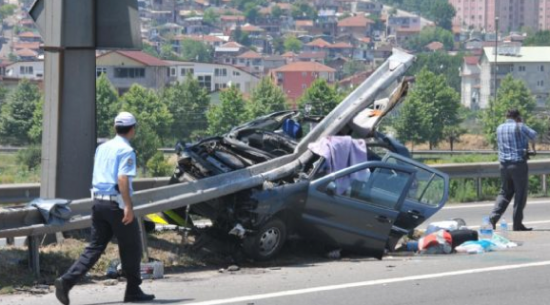 Bariyerler otomobile ok gibi saplandı 1