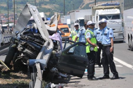 Bariyerler otomobile ok gibi saplandı 2